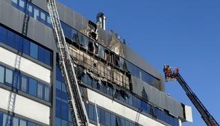 İş merkezinin dış cephesinde yangın &ccedil;ıktı