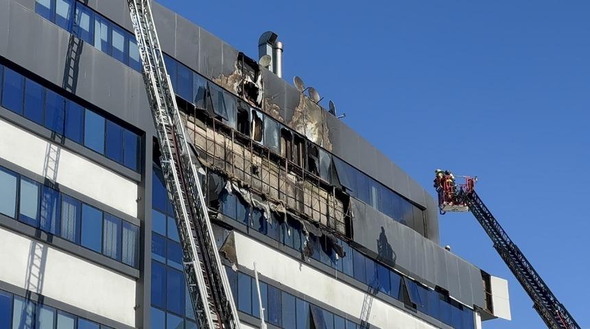 İş merkezinin dış cephesinde yangın &ccedil;ıktı