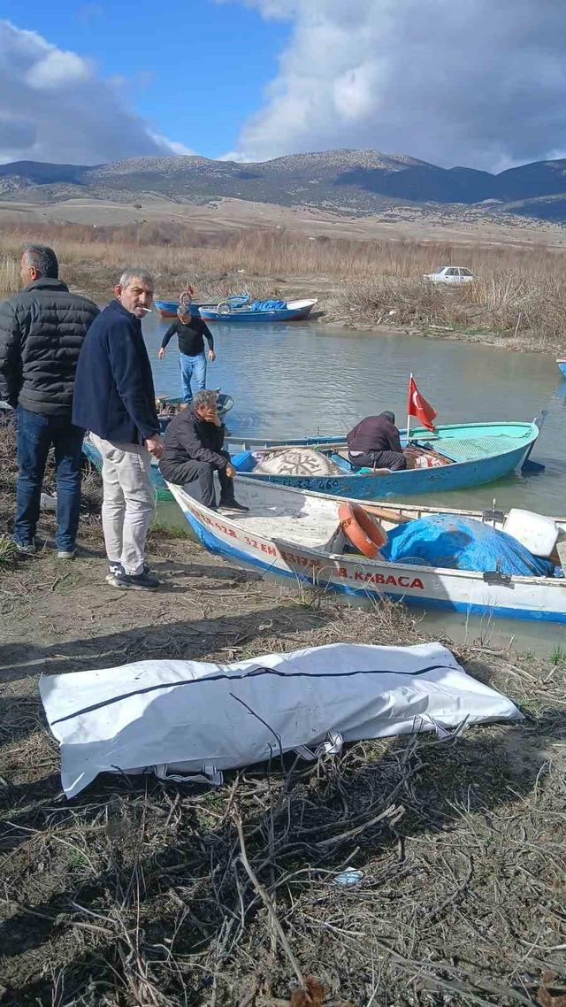 Eğirdir Gölü’nde balık avlarken tekneden düşen adam boğuldu 1