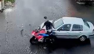 Motosikletle otomobilin &ccedil;arpıştığı kaza kamerada; 1 yaralı