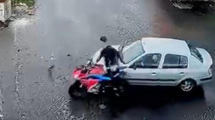 Motosikletle otomobilin &ccedil;arpıştığı kaza kamerada; 1 yaralı