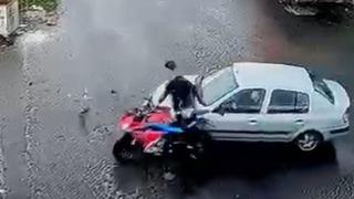 Motosikletle otomobilin çarpıştığı kaza kamerada; 1 yaralı