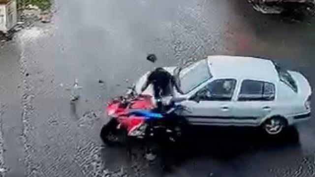 Motosikletle otomobilin çarpıştığı kaza kamerada; 1 yaralı