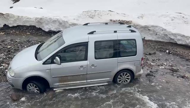 Menfez olmayan yolda sel: Ara&ccedil;lar mahsur kaldı 3
