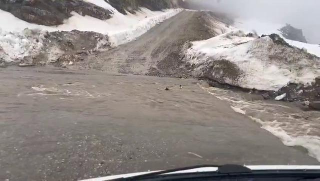 Menfez olmayan yolda sel: Ara&ccedil;lar mahsur kaldı 2
