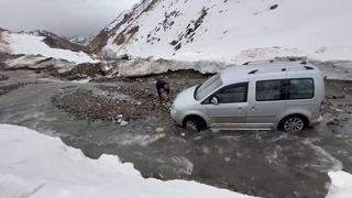 Menfez olmayan yolda sel: Araçlar mahsur kaldı