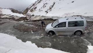Menfez olmayan yolda sel: Ara&ccedil;lar mahsur kaldı