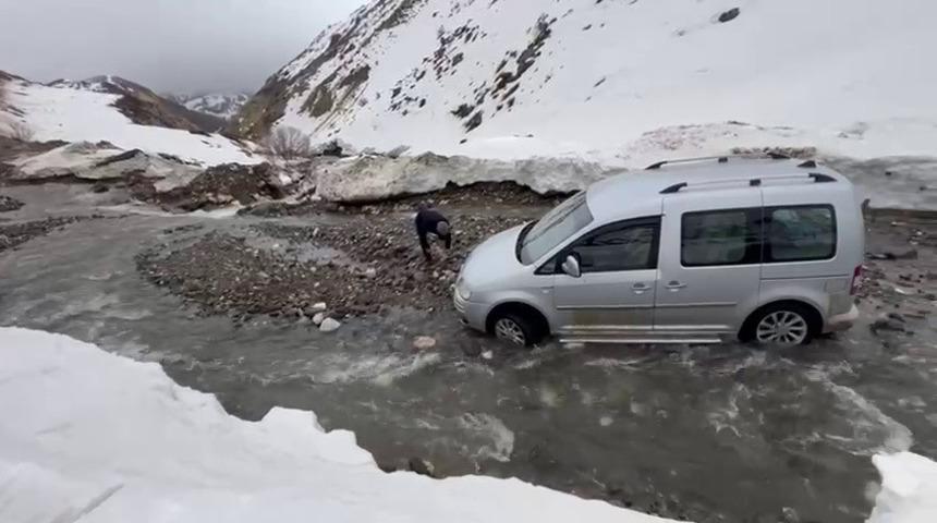 Menfez olmayan yolda sel: Ara&ccedil;lar mahsur kaldı