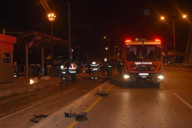 Kaza yapan araçlar tramvay durağına çarparak durabildi