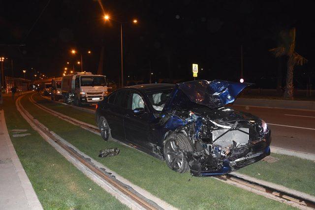 Kaza yapan araçlar tramvay durağına çarparak durabildi