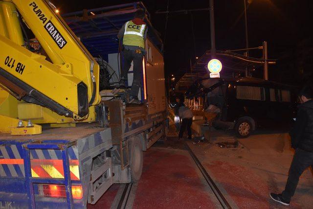 Kaza yapan araçlar tramvay durağına çarparak durabildi