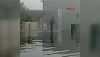 Muğla'da sel! G&ouml;le d&ouml;nen yolda kano ile ilerledi