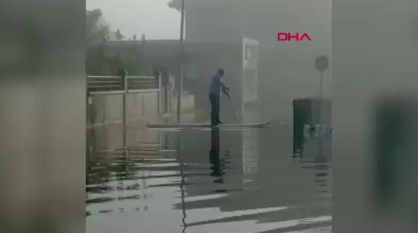 Muğla'da sel! G&ouml;le d&ouml;nen yolda kano ile ilerledi