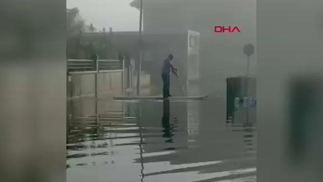 Muğla'da sel! Göle dönen yolda kano ile ilerledi