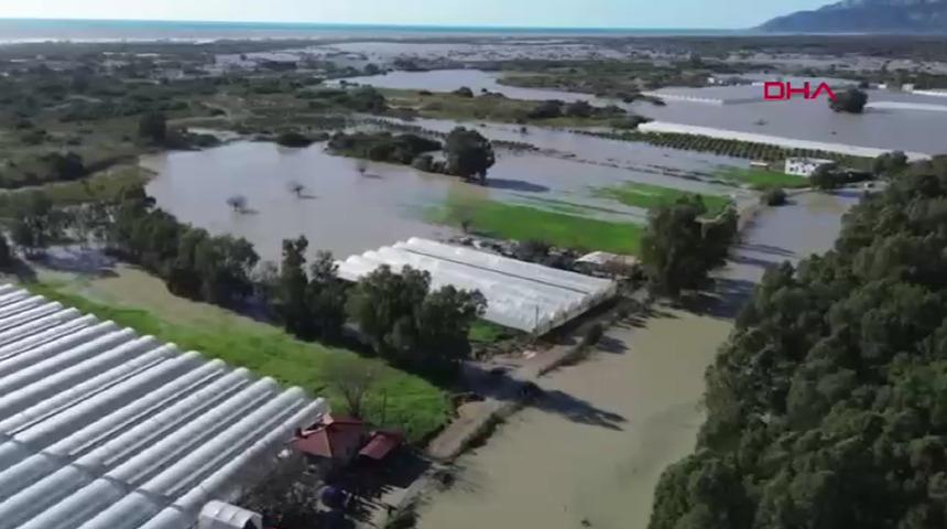 Antalya'da sel! Seraları su bastı