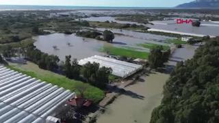 Antalya'da sel! Seraları su bastı