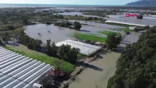 Antalya'da sel! Seraları su bastı