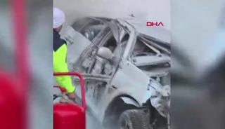 Sakarya'da trafik kazası! Otoyolda gişelere &ccedil;arpıp alev aldı