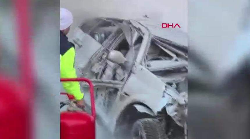 Sakarya'da trafik kazası! Otoyolda gişelere &ccedil;arpıp alev aldı