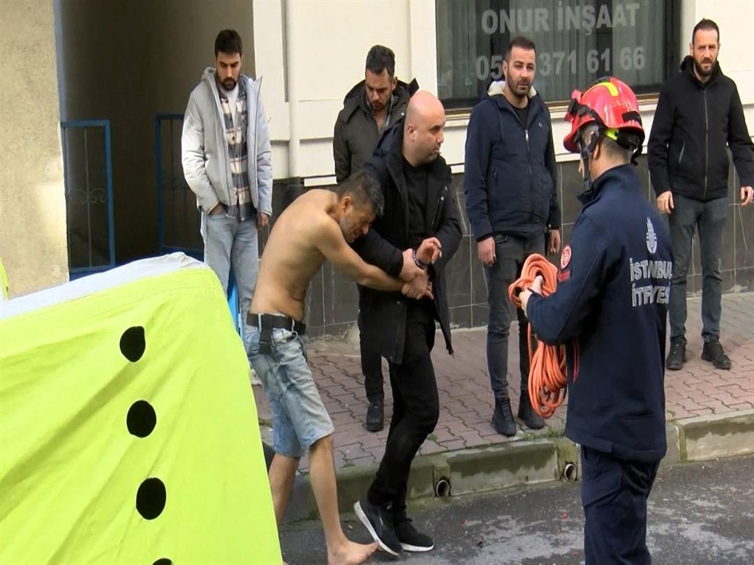 Küçükçekmece de polis gelince kendini eve kilitledi; kapı kırılarak gözaltına alındı 1