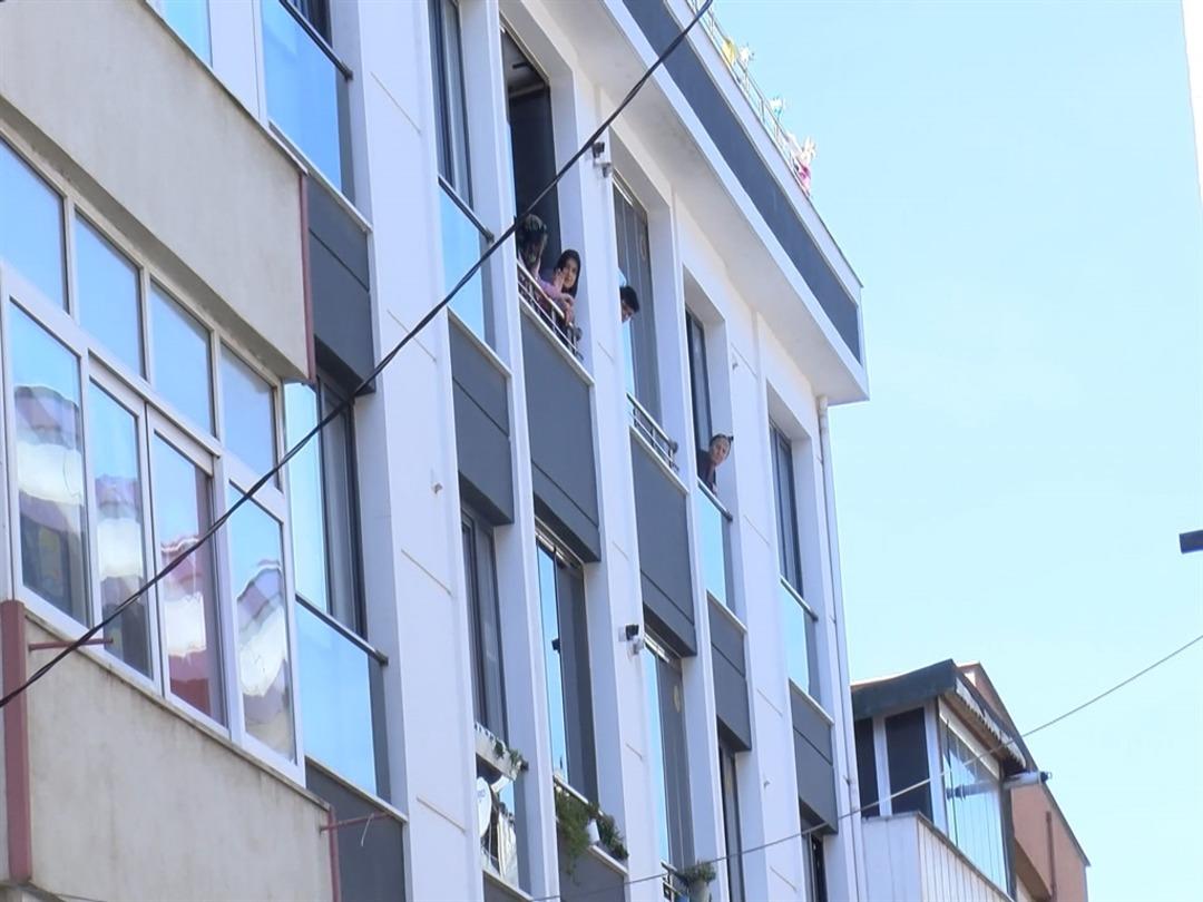 Küçükçekmece de polis gelince kendini eve kilitledi; kapı kırılarak gözaltına alındı 6