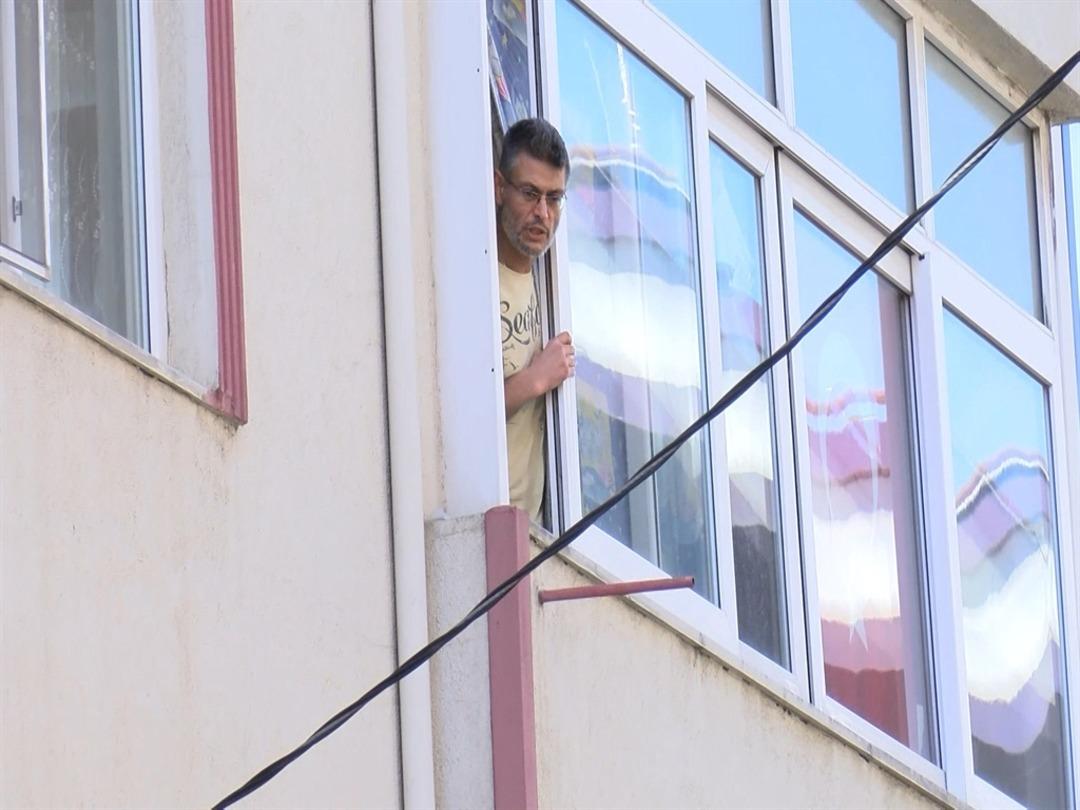 Küçükçekmece de polis gelince kendini eve kilitledi; kapı kırılarak gözaltına alındı 7