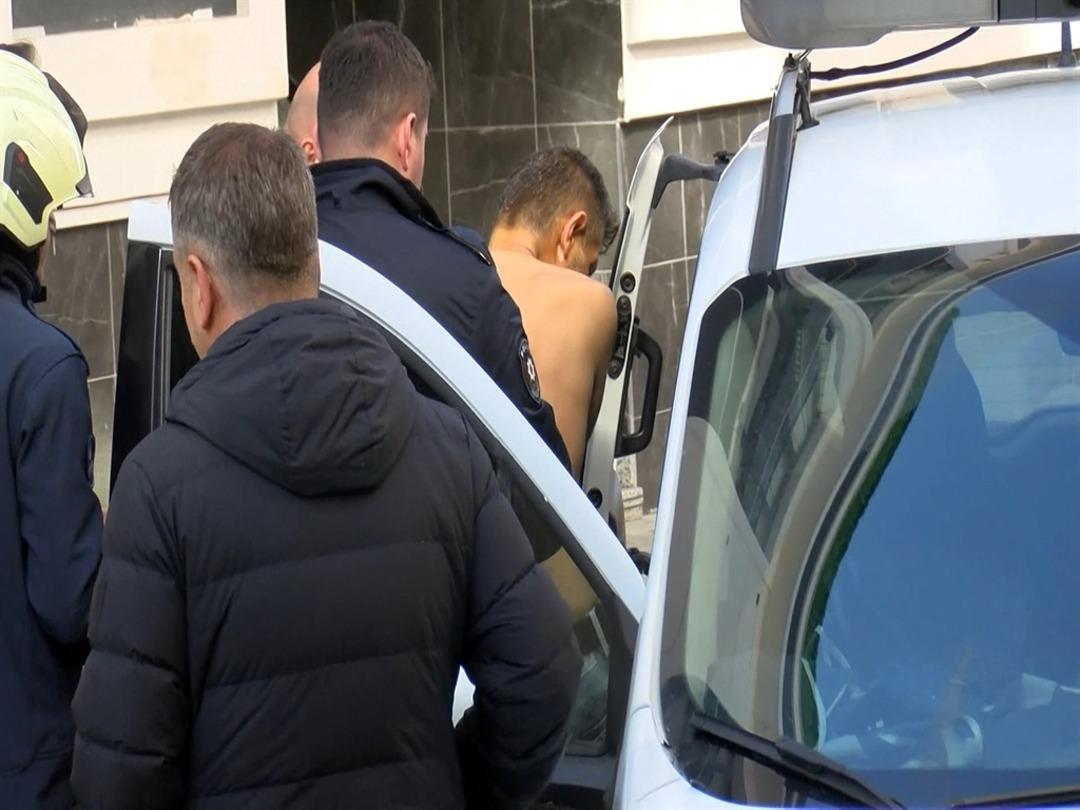 Küçükçekmece de polis gelince kendini eve kilitledi; kapı kırılarak gözaltına alındı 5