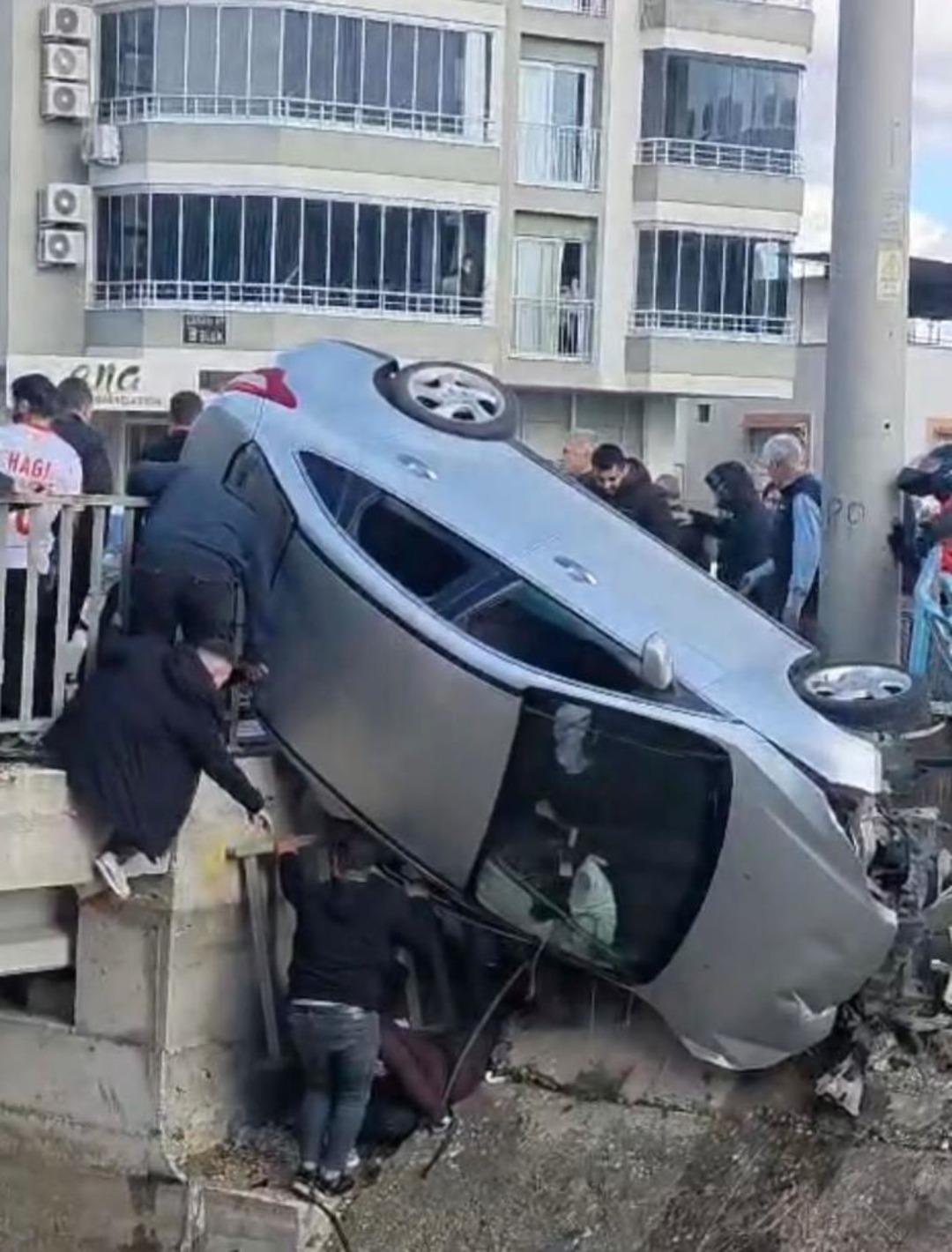 Kaza yapan araç köprünün korkuluklarında asılı kaldı, facia ucuz atlatıldı 1