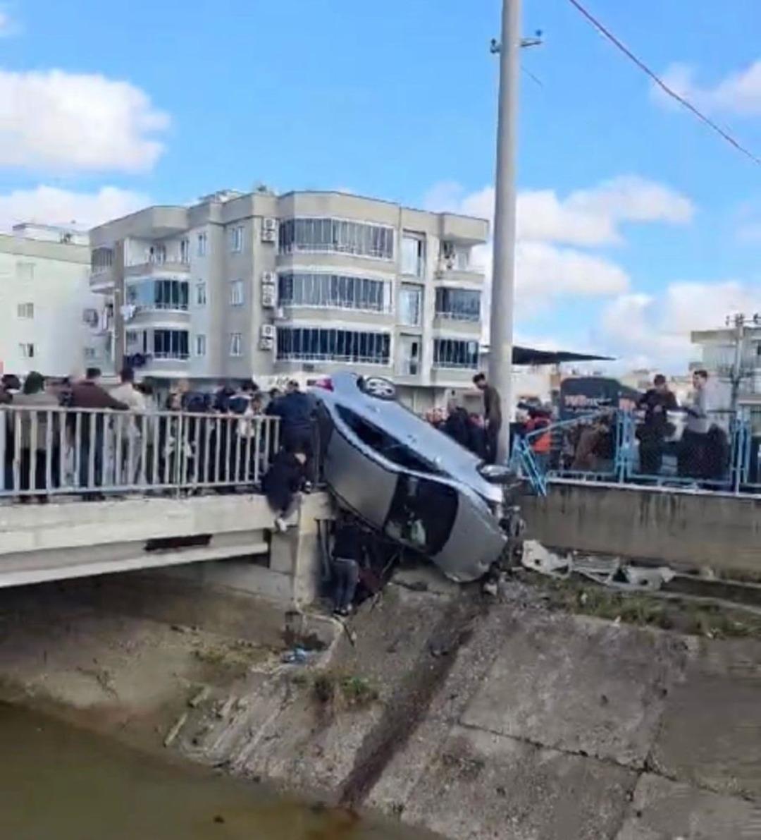 Kaza yapan araç köprünün korkuluklarında asılı kaldı, facia ucuz atlatıldı 2