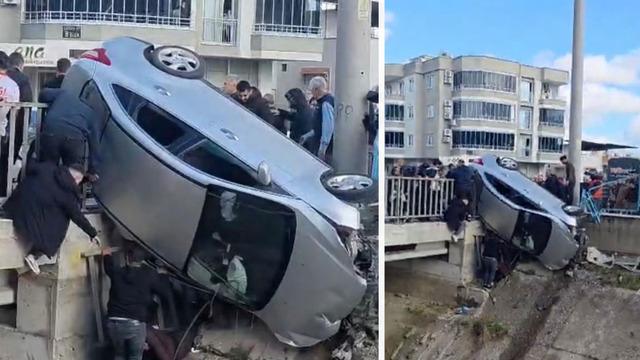 Kaza yapan araç köprünün korkuluklarında asılı kaldı, facia ucuz atlatıldı