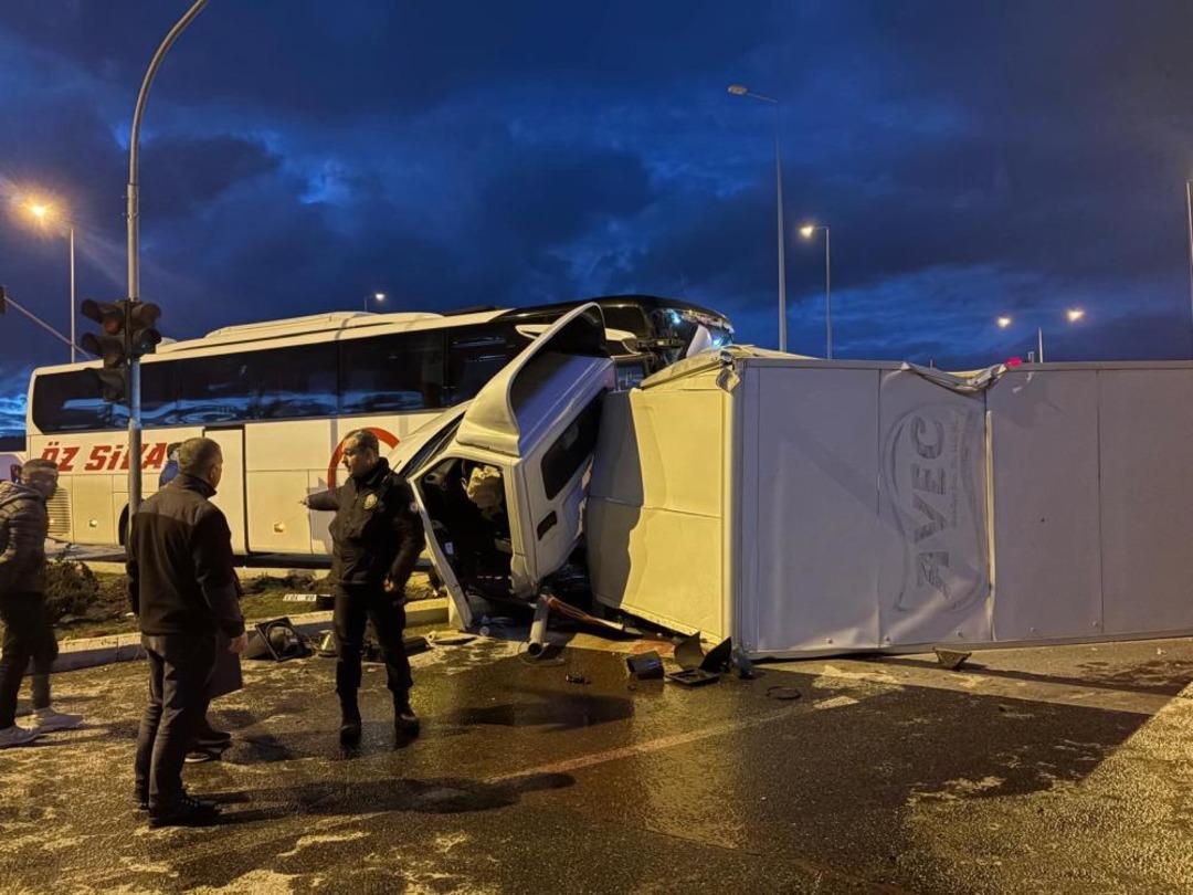 Yolcu otobüsü ile kamyonet çarpıştı: 5 yaralı 1