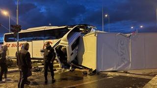 Yolcu otobüsü ile kamyonet çarpıştı: 5 yaralı