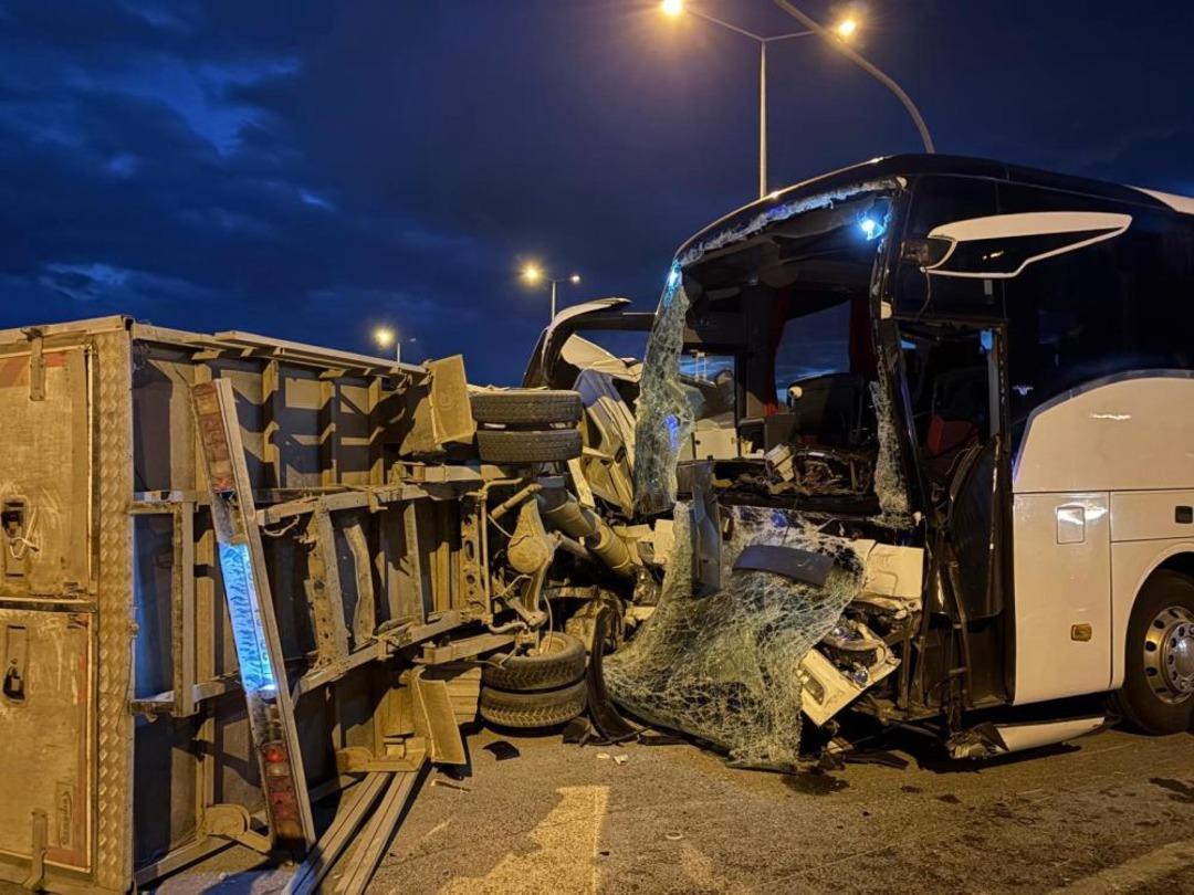 Yolcu otobüsü ile kamyonet çarpıştı: 5 yaralı 2