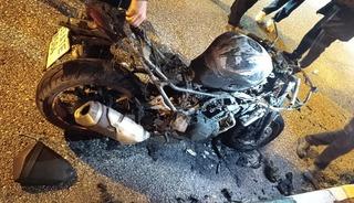 Osmaniye&rsquo;de park halindeki motosiklet alev alev yandı