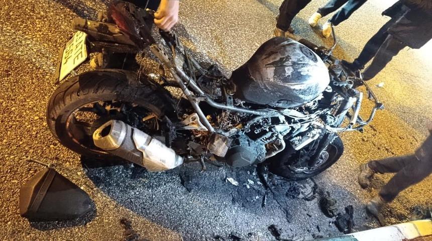 Osmaniye&rsquo;de park halindeki motosiklet alev alev yandı