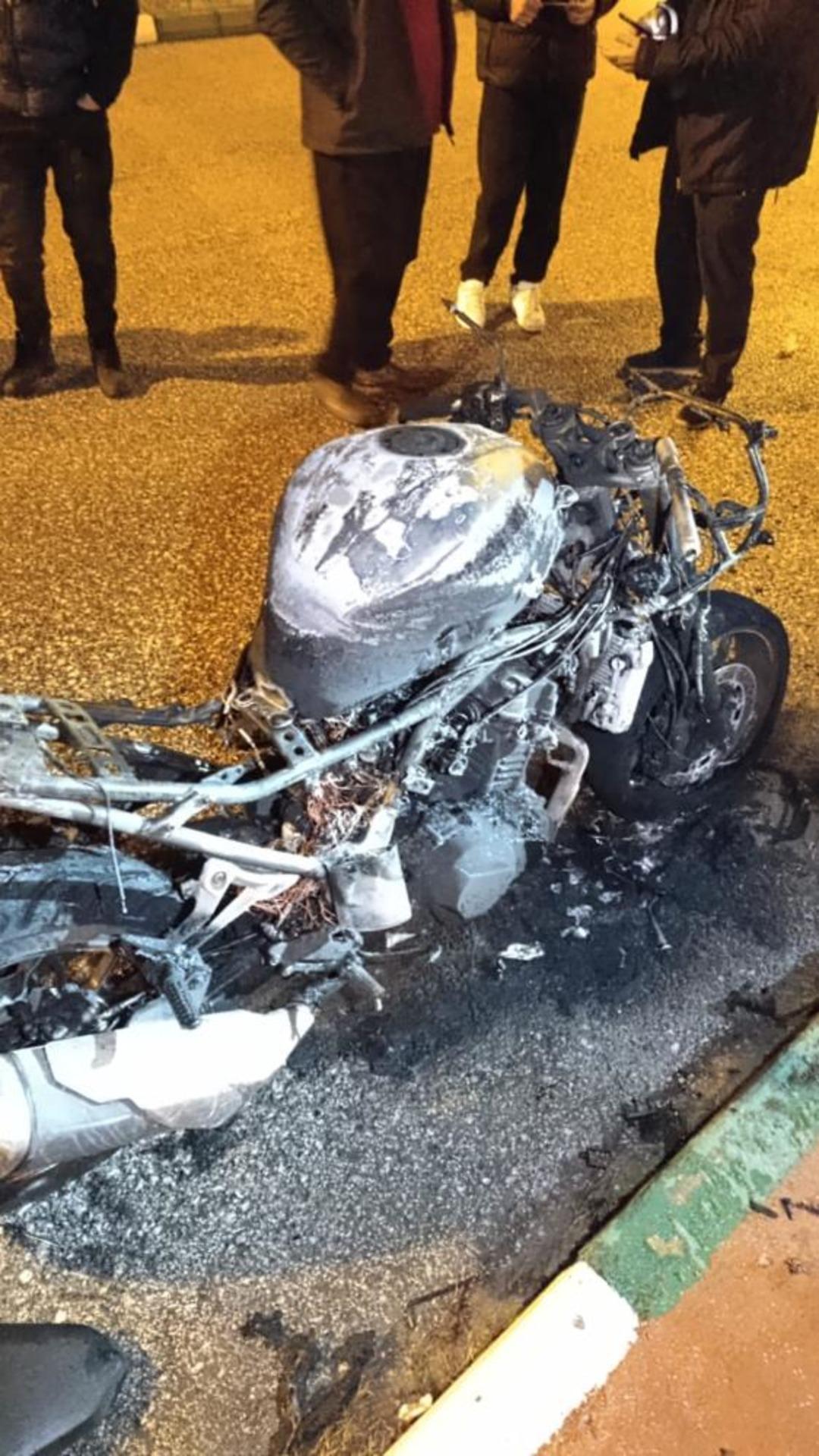 Osmaniye’de park halindeki motosiklet alev alev yandı 1