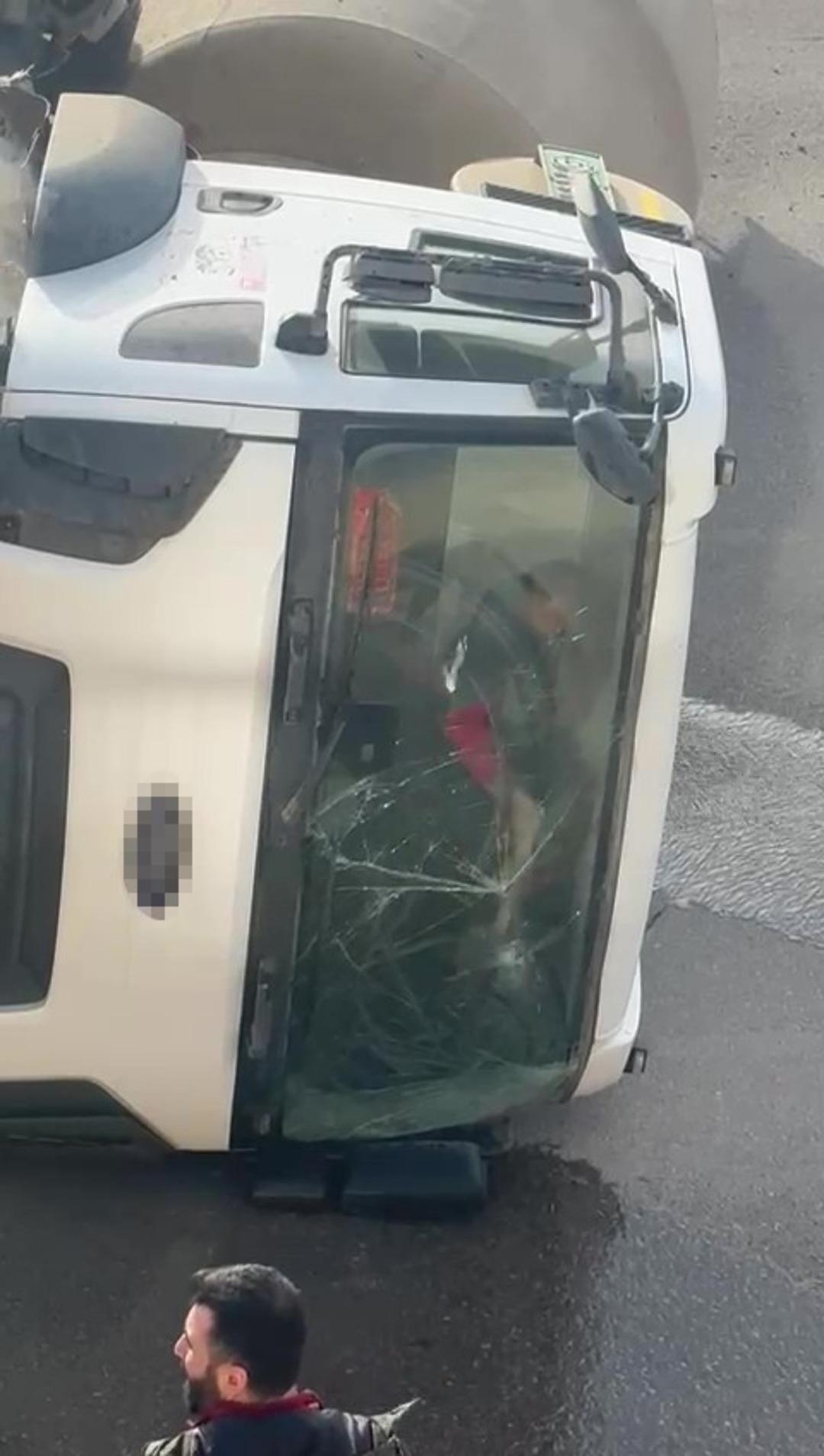 Devrilen beton mikserinin içinde mahsur kalan sürücü balyozla kendini kurtardı 1