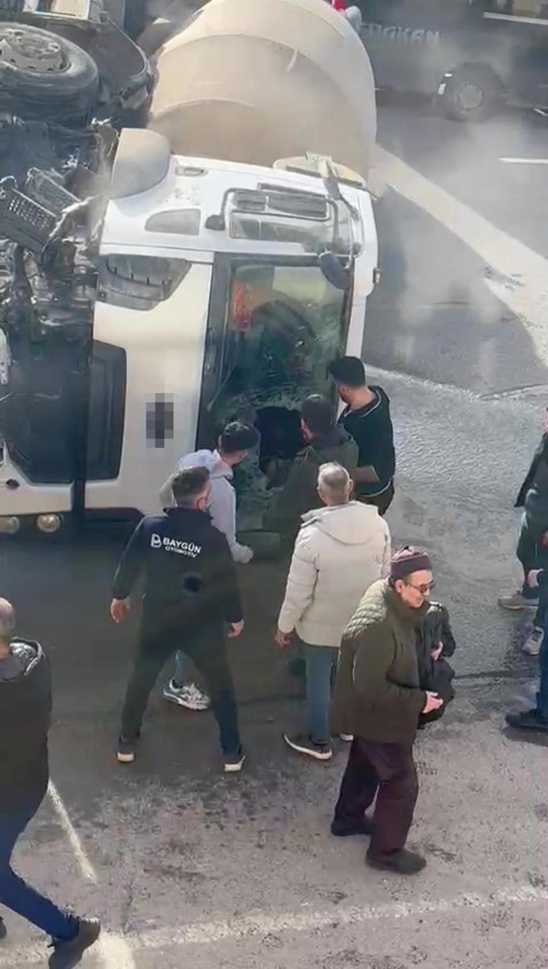 Devrilen beton mikserinin içinde mahsur kalan sürücü balyozla kendini kurtardı 2