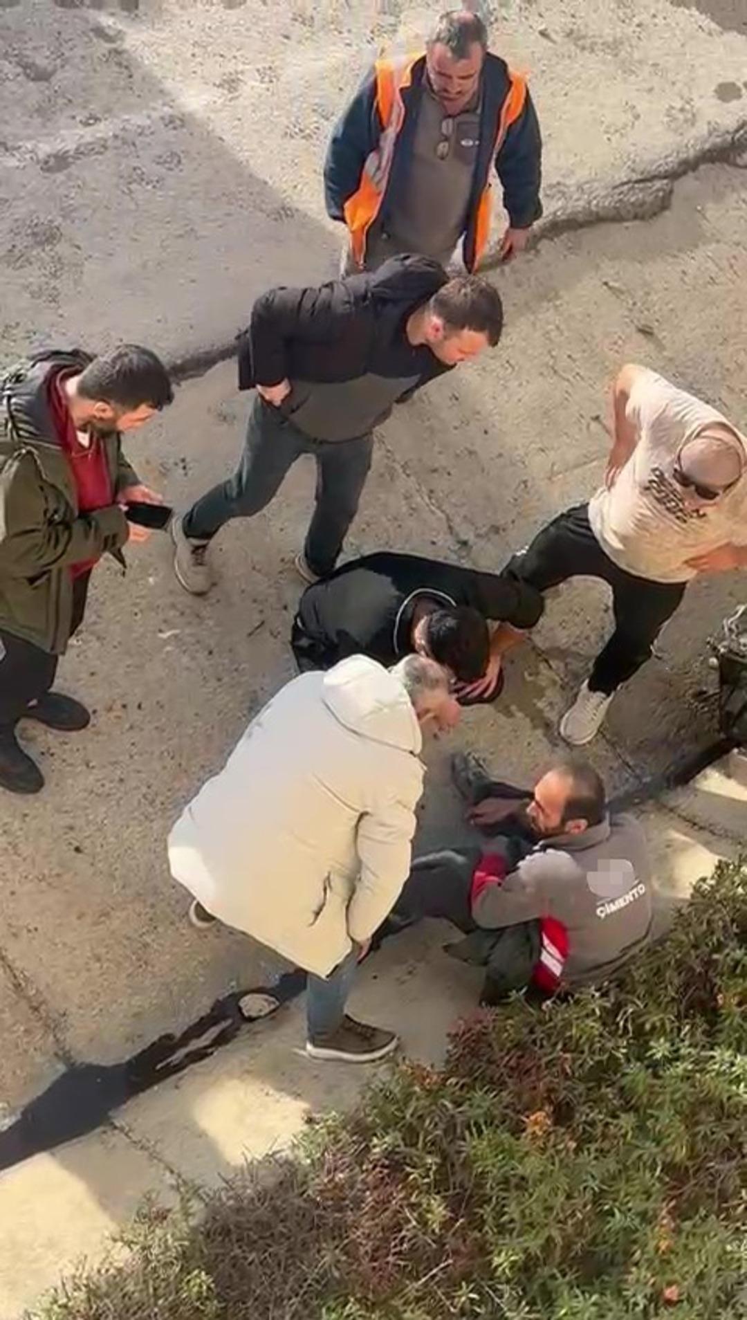 Devrilen beton mikserinin içinde mahsur kalan sürücü balyozla kendini kurtardı 4