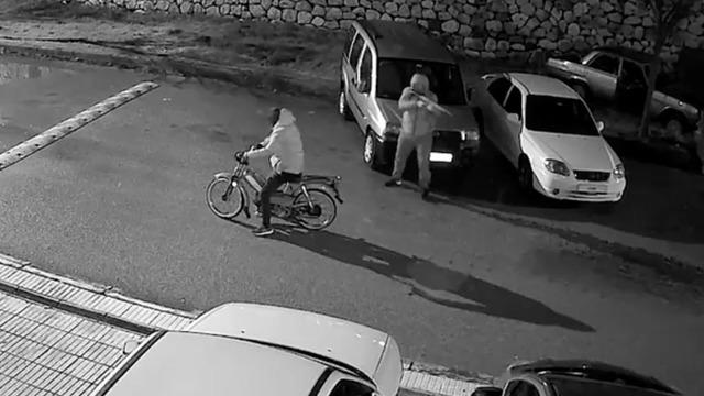 Motosikletli saldırganlar aynı iş yerini ikinci kez kurşun yağmuruna tuttu: O anlar kamerada