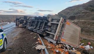 Tır şarampole devrildi, s&uuml;r&uuml;c&uuml; yara almadan kurtuldu