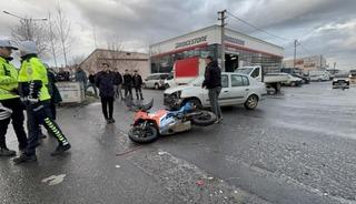 Otomobille &ccedil;arpışan motosikletli yaralandı: Kaza anı kamerada