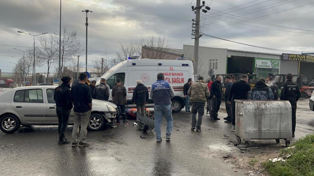 &Ccedil;orlu da otomobille &ccedil;arpışan motosikletli yaralandı: Kaza anı kamerada 1
