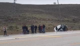 Direğe &ccedil;arpan otomobil ikiye katlandı: 1 yaralı