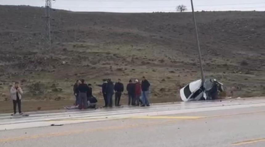 Direğe &ccedil;arpan otomobil ikiye katlandı: 1 yaralı