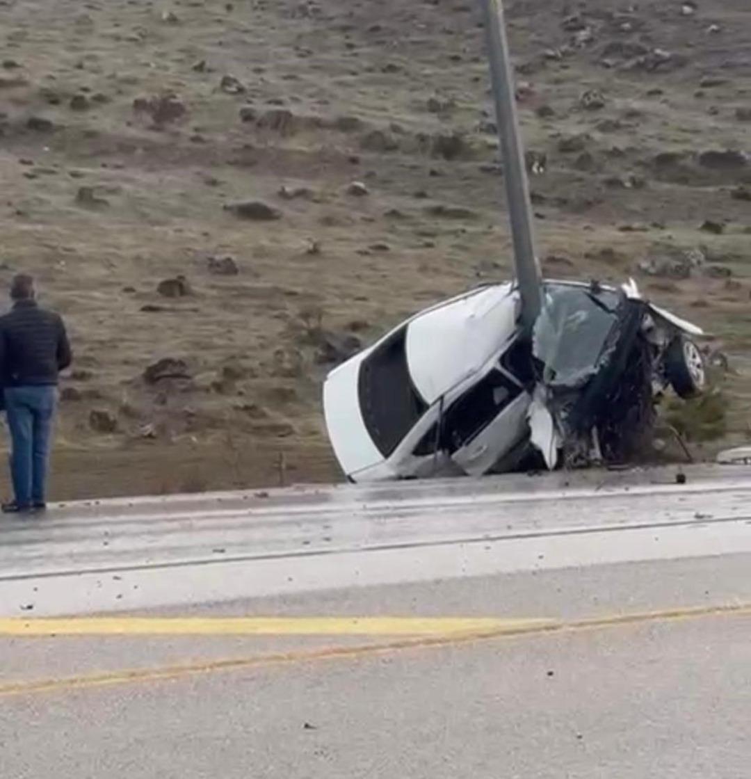 Direğe çarpan otomobil ikiye katlandı: 1 yaralı 1