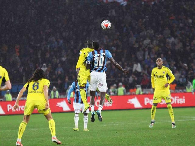 Trabzon'da gol yağmuru olan gecede zafer Fenerbah&ccedil;e'nin! 