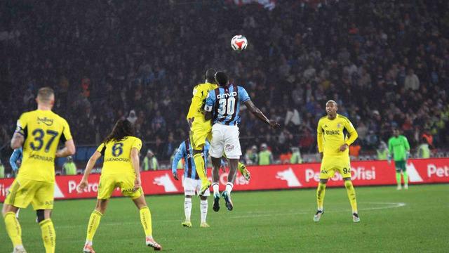 Trabzon'da gol yağmuru olan gecede zafer Fenerbahçe'nin! 