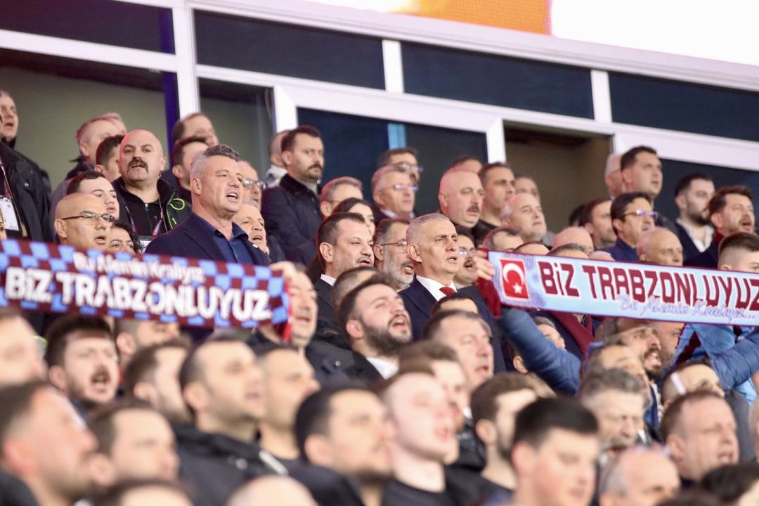 Trabzonspor-Fenerbahçe derbisi sonrası tribünler karıştı! Yönetime seslendiler... 2