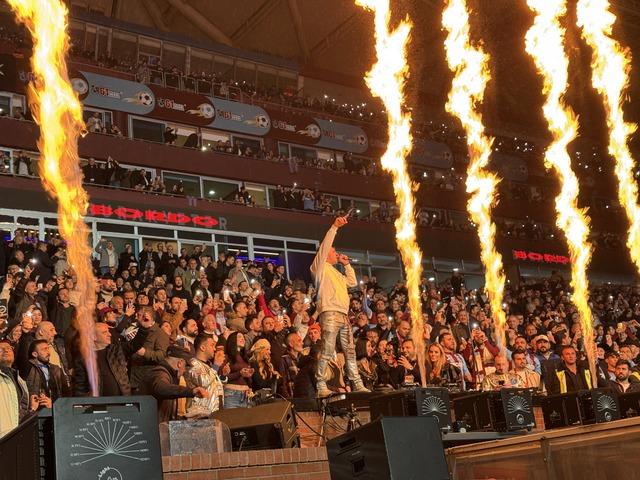 Derbi sonrası trib&uuml;nler karıştı! Y&ouml;netime seslendiler...